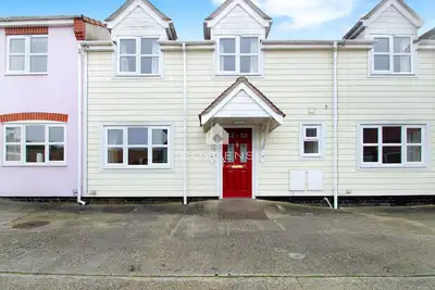 Image de Nestled in the heart of Frinton on Sea is this terraced mews cottage offering open plan living