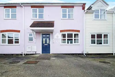 Image de Nestled in the heart of Frinton on Sea is this terraced mews cottage offering open plan living