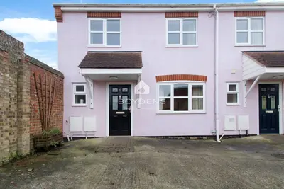 Image de Nestled in the heart of Frinton on Sea is this terraced mews cottage offering open plan living