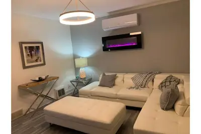 Image de Beautiful downstairs unit.