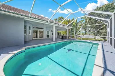 Image de A private 3000 Sft home in West Palm Beach fully fenced with a private pool.
