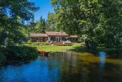 Image de Lodge on the Muskoka|Authentic Log Cabin Escape in the Heart of Cottage Country