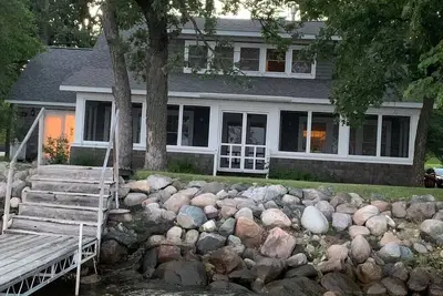 Image de 6 Bedroom 2 Story Cottage on Big Pelican Lake.