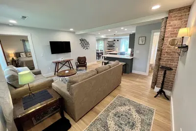 Image de Newly Renovated, Conveniently Located Blacksburg Home