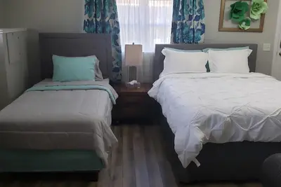 Image de Renovated Suite with 1 queen bed and a Twin. Kitchen & bath for your privacy.