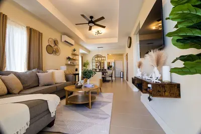 Image de Charming 3-bedroom house with large backyard, WiFi Lucea. Access pool and Gym