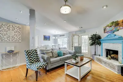 Lovely waterfront apartment on creek inlet with dock access - dog-friendly