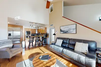 Image de Sunny modern condo with balcony, outdoor pool, hot tub, fireplace, W/D, Ac