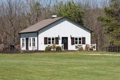 Image de Charming Country Farmhouse on 11 acres