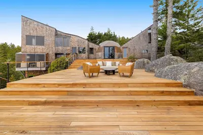 Image de Stunning ocean view home with gourmet kitchen, luxe interior & large deck