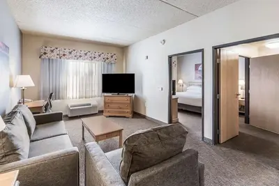 Image de Family Vacay! Spacious Unit, Pool, Free Breakfast, Wifi, and Parking