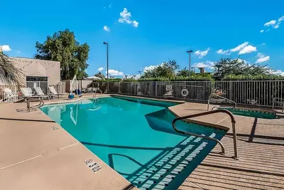 Image de Relaxing Spacious Unit Near Attractions, Free, Wifi, Pool, Parking, Breakfast