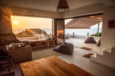 Stunning private 3 bed Clifftop House -Panoramic Sunset Views over Lakka Bay