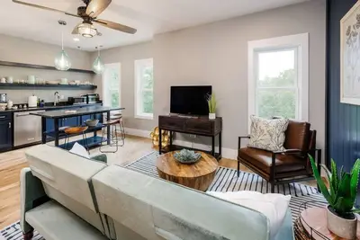 Cozy 2br lakeside apt with dock near marinas & Clemson