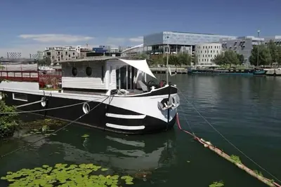 Image de Péniche 180m2 avec terrasse 100m2  au calme - 5 mn du centre. vue exceptionnelle