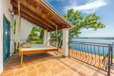 Image de house with jacuzzi on the beach