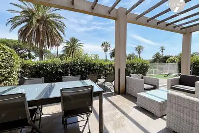 Image de Appartement moderne dans résidence privée avec piscine