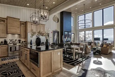 Image de 8 Bedrooms - Sittin' On Top Of The World!