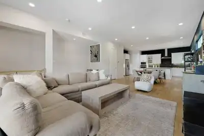 Modern Luxury Townhouse | Uptown & Attractions