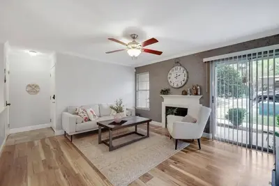 Image de Heart of Dallas - Cozy Apt, 2Bed, Pool (30+ days)