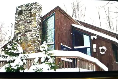 Image de Spacious Ski Lodge in Killington with Game Room and Wood burning Fireplace.