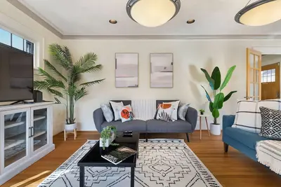 Image de Perch - Vintage Seattle Gem: Spacious, Stylish, Parking
