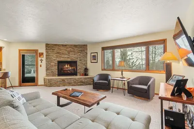 Image de Recently Remodeled 3 Br Condo, walk to the Peru Chair!