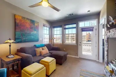 Image de Comfy dog-friendly condo with hot tub, pool, tennis, firepit & fireplace