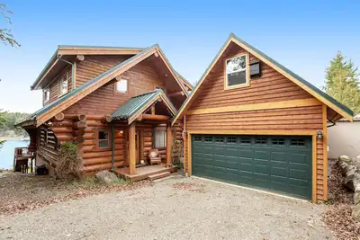 Image de Waterfront cabin with bikes, expansive deck, grill, firepit, W/D, & theater room