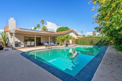 Image de Beautiful Home With Private Pool. Walk To All Festivals In This Gated Community!