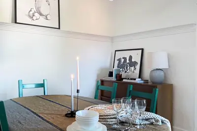 Image de Charming and Colorful 2 Bedroom Apartment