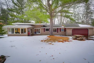 Image de Cozy Cottage w/ Sunroom - Walk to Higgins Lake!