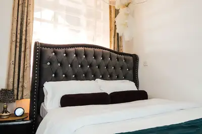 Image de Experience Modern Comfort and Stunning Views