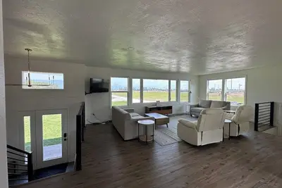 Image de Modern, quiet, and spacious country home just minutes from all amenities