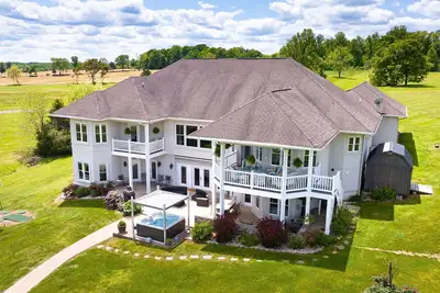 Image de La Vita Bella at Lake Anna, Lake Front, 6000 sqft Resort Home with Hot Tub