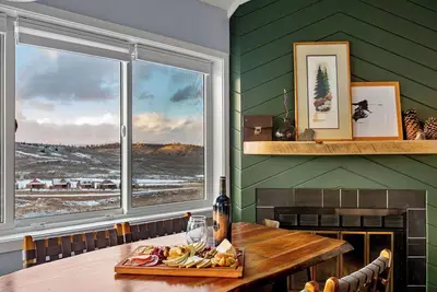 Image de Ski-in / Ski-out, Cozy + Modern Retreat with Views