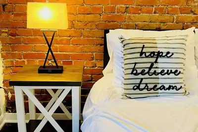 Image de Entire Home Near Draft  3br/3ba  2 Parking Spots  Sleeps 8  Br on First Floor