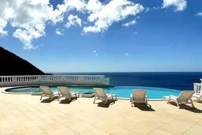 Image de One bedroom apartment with king size bed and a view!