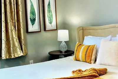 Image de Draft Weekend Hq  Sleeps 8 + 2 Free Private Parking  Walk To Stadium & Downtown