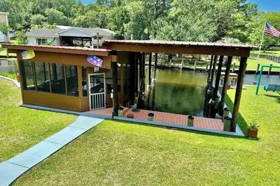 Image de Beautiful Waterfront. Gnat Screened Boathouse And Ajoining Covered Boat Slips\n