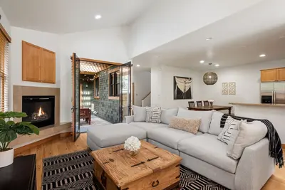 Image de Newly Renovated Home in the Coveted Southside Neighborhood