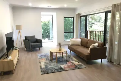 Image de 300 Mtrs To Town Centre - Modern 3 bedroom Home