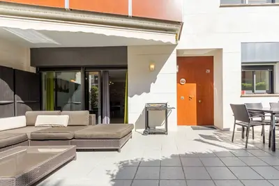 Agréable appartement avec Wifi, bain à remous, piscine, climatisation, Tv, terrasse et parking