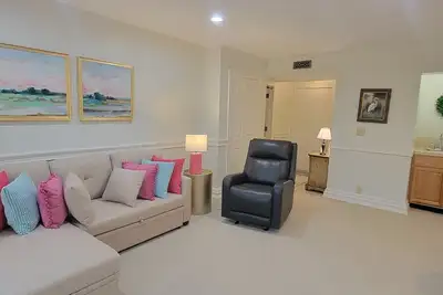 Image de Spacious 1 bedroom. Short bike ride or walk to beach club. Pet friendly.