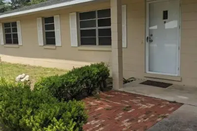 Image de Come relax in a charming small town!