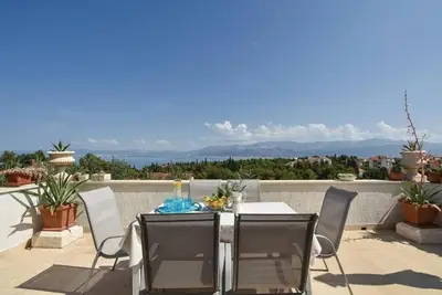 Image de Appartement de trois chambres avec la terrasse et la vue sur le mer Supetar, Brac (A-16774-d)