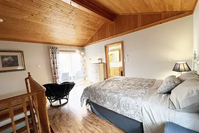 Image de Cottage W Lake Views, beside waterfront trail and steps from beach