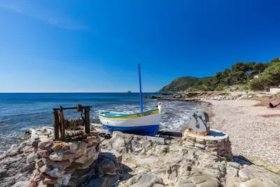 Image de A 180 m de la plage de la Verne, charmante maison de vacances climatisée, jardin. . .