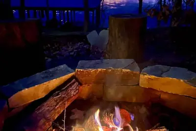 Image de Lakefront Cabin 2br Escape  pvt. Hot Tub & Dock