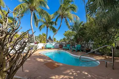 Image de Sugarloaf Bay Retreat: Tropical Canal Front 3br Home, Private Pool, Open Water Views & Boat Dockage!